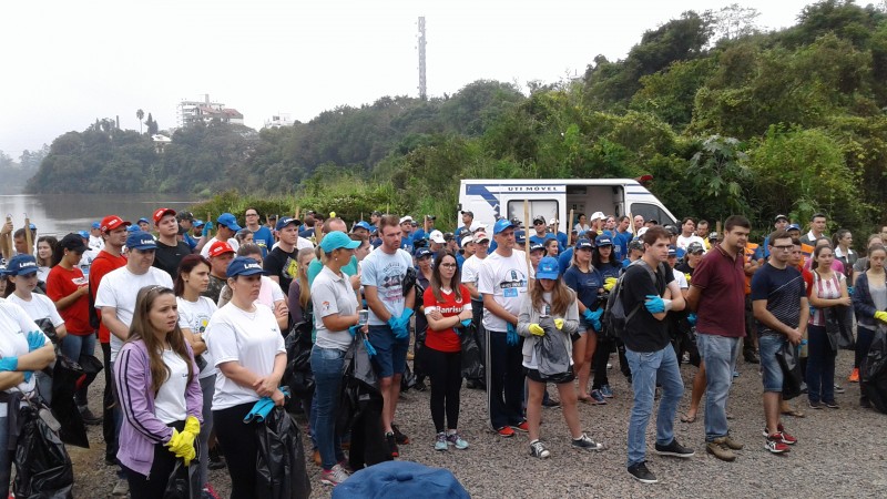 Ação voluntária reuniu aproximadamente mil pessoas e 4 mil quilos de resíduos recolhidos.