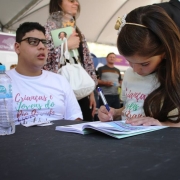 Os jovens escritores concederam autógrafos durante a 62ª Feira do Livro de Porto Alegre