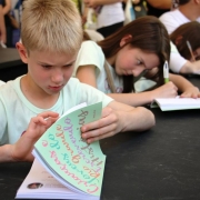 Os jovens escritores concederam autógrafos durante a 62ª Feira do Livro de Porto Alegre