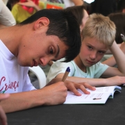 Os jovens escritores concederam autógrafos durante a 62ª Feira do Livro