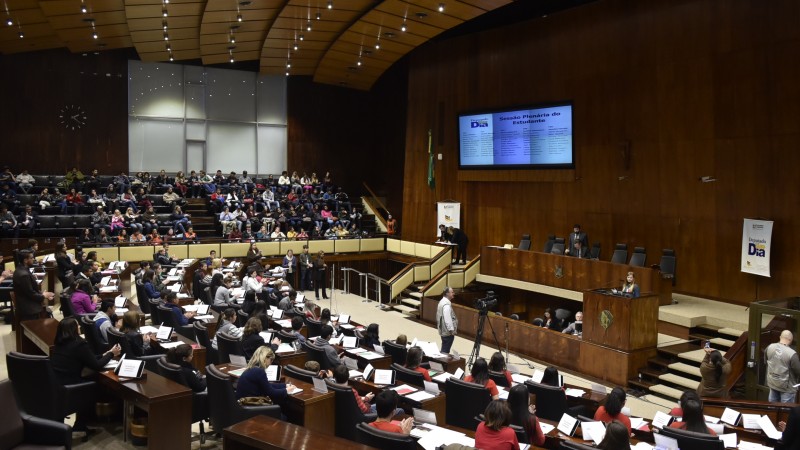 Estudantes participam de atividades no Parlamento em edição anterior