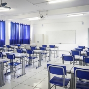 Entre o final de 2016 e o início deste ano, chegaram às salas de aula 92 novos conjuntos de mesas e cadeiras para alunos, 25 conjuntos para professores
