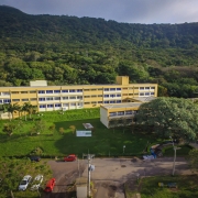 Além do Ensino Médio, o estabelecimento de ensino oferta cursos técnicos em Agropecuária e em Meio Ambiente