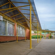 Uma passarela coberta foi erguida para facilitar o acesso de estudantes e professores nos dias de chuva.