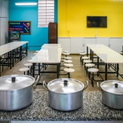 Com todas as melhorias, o espaço da escola foi reorganizado, o que possibilitou a criação do refeitório.