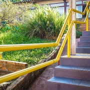 A obra mais recente contemplou a instalação de corrimão na escadaria de acesso à escola