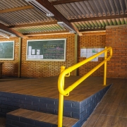 A obra mais recente contemplou a instalação de corrimão na escadaria de acesso à escola