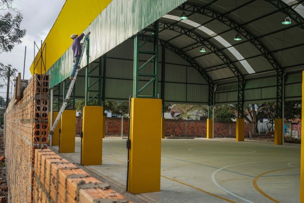 Iluminada, quadra possui piso específico para a prática de vários esportes como futebol, basquete, vôlei e handebol.