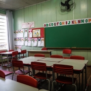 As crianças já utilizam classes e cadeiras novas, destinadas para a escola no final de 2016