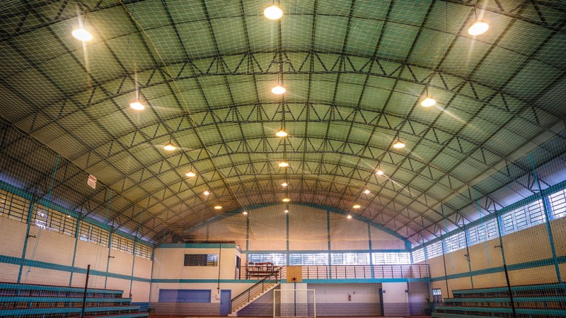 O prédio fica à disposição da comunidade duas noites por semana e é sede de torneios municipais de futsal e eventos culturais