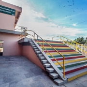 O prédio possui três pavimentos e terá uso compartilhado entre a escola, uma unidade de saúde e o Centro de Convivência e Profissionalização (Ceconp), espaço da Fundação de Atendimento Socioeducativo.