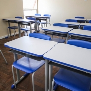 110 conjuntos de mesas e cadeiras para alunos e professores foram adquiridos com recursos do FNDE