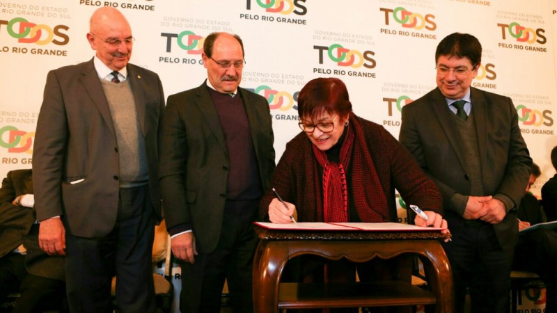 Secretária adjunta da Educação, Iara assinou os contratos que garantem liberação das verbas