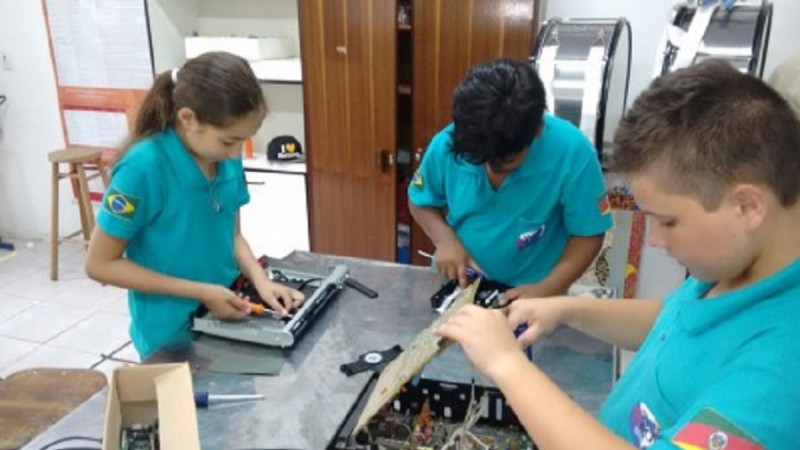 Em Gravataí, estudantes usam materiais recicláveis nos projetos
