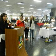 Exposição de trabalhos e artigos da cultura portuguesa na praça de eventos da Seduc