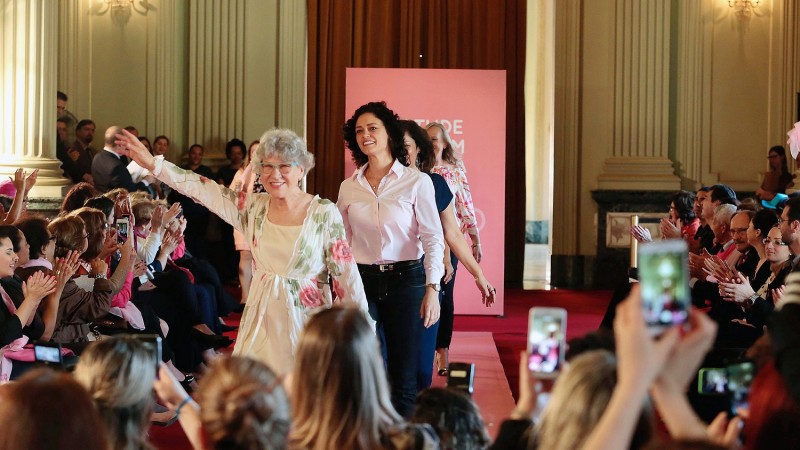 Desfile das servidoras estaduais que venceram o câncer de mama marcou o lançamento da campanha Outubro Rosa 2017 