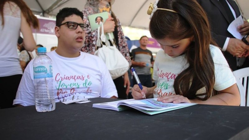 Os jovens escritores concederam autógrafos durante a 62ª Feira do Livro de Porto Alegre no ano passado