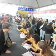 Sessão de autógrafos dos estudantes na Feira do Livro de Porto Alegre é ocorre a partir das 13h30