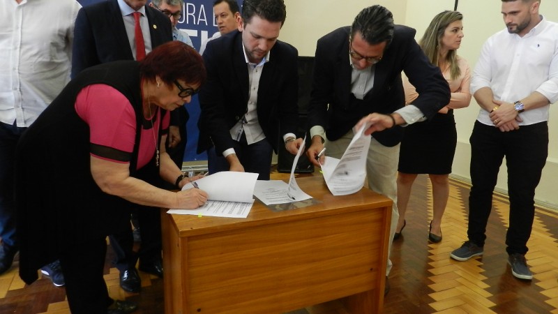 Secretária adjunta Iara Wortmann, prefeito Leonardo Pascoal e secretário Raffaele di Cameli assinaram a documentação
