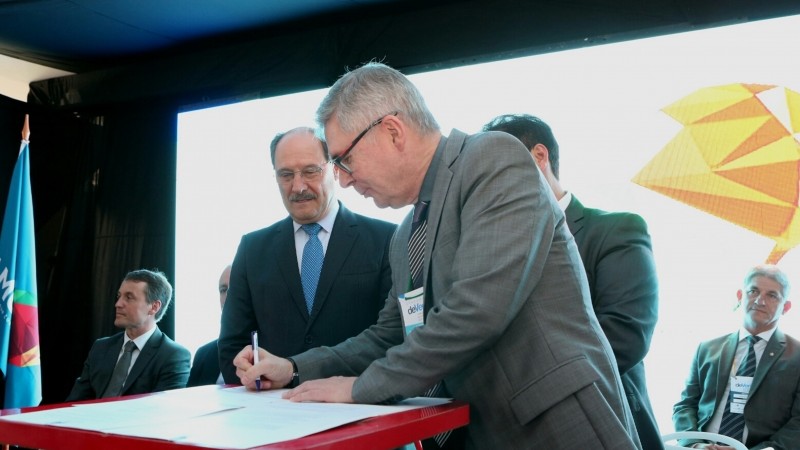 Governador José Ivo Sartori  assinou, juntamente com o secretário Ronald Krummenauer, um acordo com a Famurs