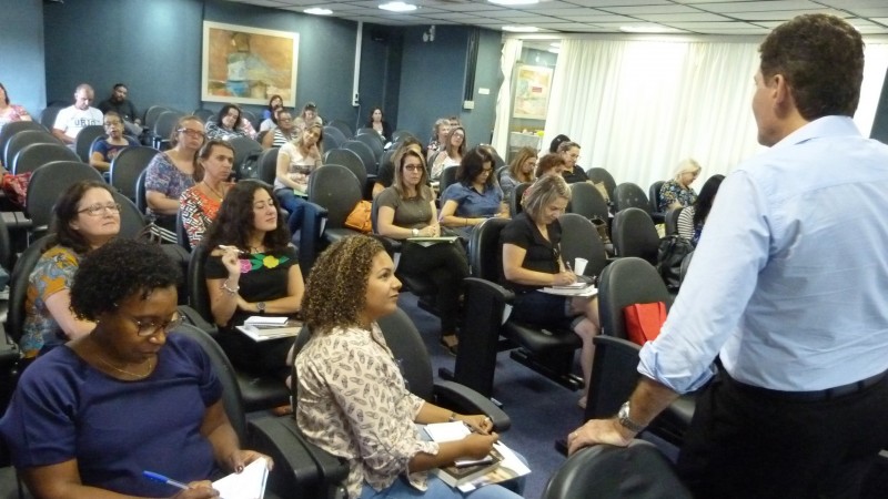 Formação realizada no Auditório Paulo Freire contou com a presença de professores, diretores e representantes de CREs