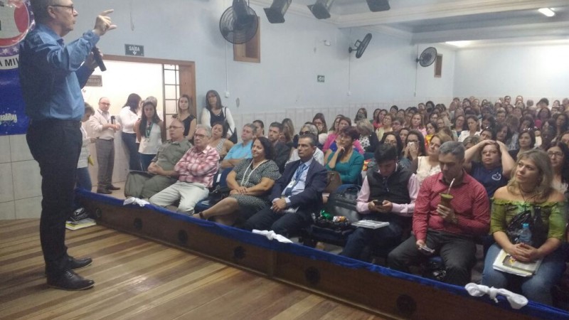Palestra em Pelotas lotou auditório da Escola Tiradentes