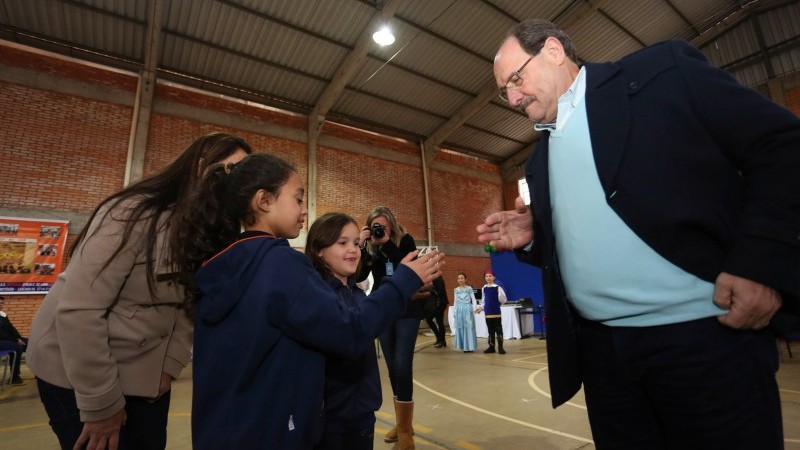 Governador brincou com estudantes na chegada à Escola Estadual Otilia Correa de Lima