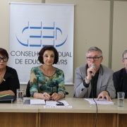 Documento que institui Referencial Curricular Gaúcho é entregue às entidades educacionais