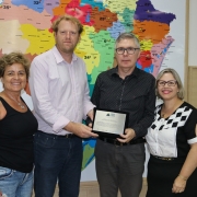 Ronald Krummenauer e Marcelo Malmann receberam a placa que homenageou o Referencial Curricular Gaúcho