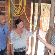 Secretário Faisal Karam e diretora Elaine Fernandes Scheffer visitam o interior das obras do refeitório