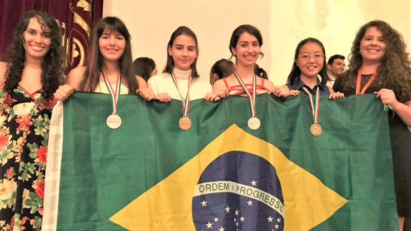 Mariana Bigolin (a quarta da esquerda para direita), foi medalha de prata nas Olimpíadas de Matemática realizada na Itália
