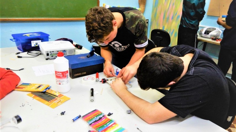           Estudantes da Escola Nova Bréscia desenvolveram protótipos movidos com dispositivos elétricos na inauguração do Espaço Maker