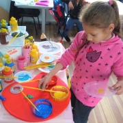 Brenda Leite da Silva, de 8 anos, aprende a mistura das cores em projeto na disciplina de Artes