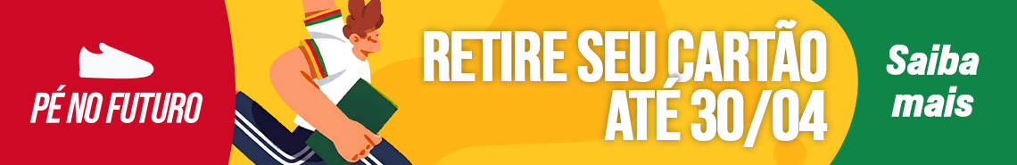 Banner horizontal dividido em vermelho, amarelo e verde. Na esquerda, o logo "P&Eacute; NO FUTURO" com &iacute;cone de t&ecirc;nis branco. No centro, ilustra&ccedil;&atilde;o de um jovem correndo com um livro e o texto "RETIRE SEU CART&Atilde;O AT&Eacute; 30/04". Na direita, o texto "Saiba Mais"