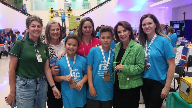 Secretária Raquel Teixeira com alunos e professores da Escola Ângelo Granzotto (Foto: Flávio Cunha)