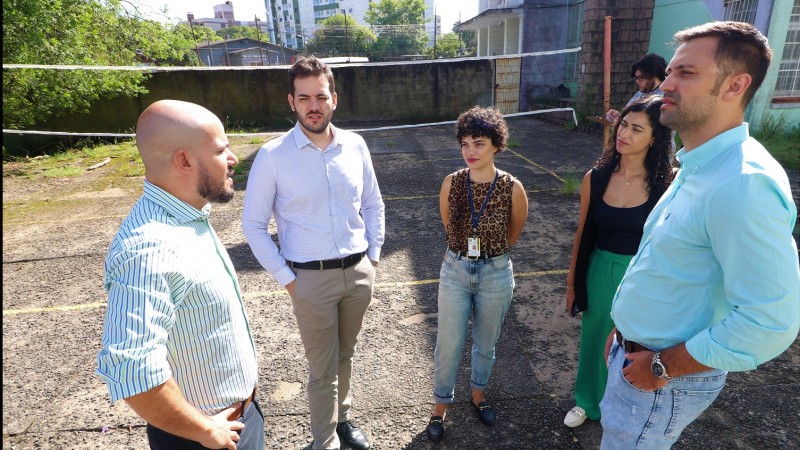 Equipes da Seduc e da Separ na Escola Antão de Farias, em Porto Alegre 