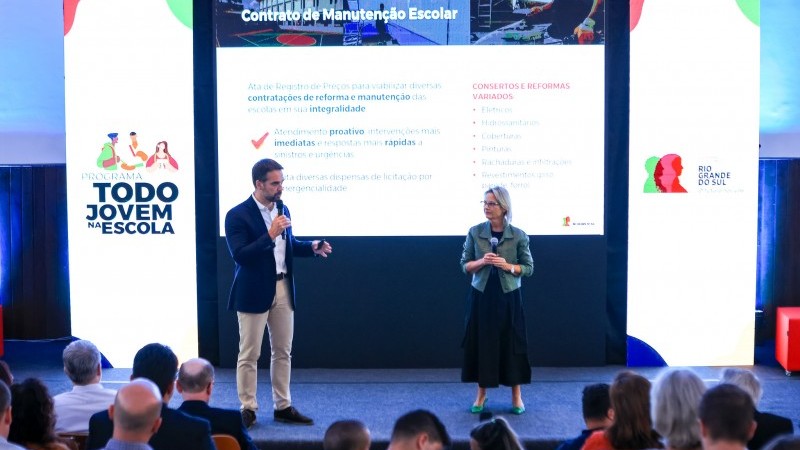O governador e a secretária de Obras Públicas participaram do ato no Instituto de Educação General Flores da Cunha