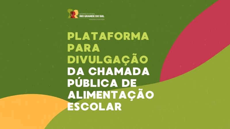 A imagem mostra um banner da Secretaria da Educação do Rio Grande do Sul. O fundo do banner é composto por formas abstratas nas cores verde, laranja e vermelho. No centro da imagem, há um texto em letras maiúsculas e na cor branca que diz: "Plataforma para divulgação da chamada pública de alimentação escolar". No topo da imagem, há o logotipo da Secretaria da Educação do Rio Grande do Sul, que consiste em uma silhueta de três pessoas distintas em tons de verde e vermelho.