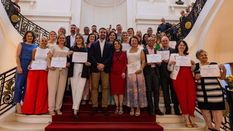 Foto posada na escadaria interna do Palácio Piratini dos novos coordenadores com Leite e Raquel Teixeira.