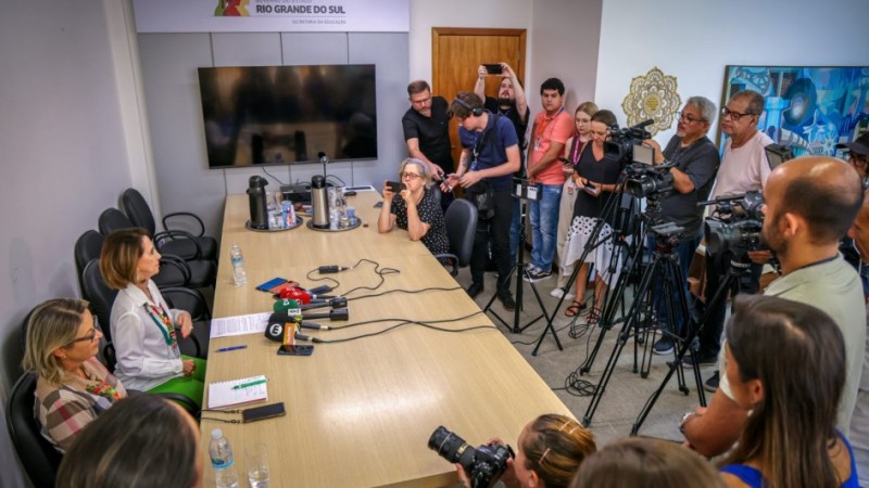 Coletiva de imprensa da Secretaria da Educação junto com a Secretaria de Obras Públicas, sobre a garantia das aulas na Rede Estadual e as medidas para enfrentar a onda de calor do final de fevereiro de 2025.