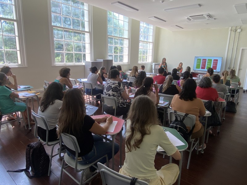 Foto da formação dentro de uma sala de aula