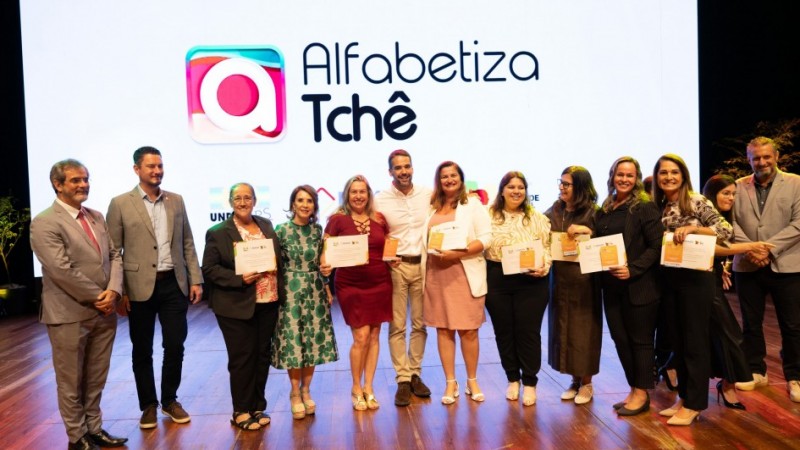 Eduardo Leite na entrega do prêmio Alfabetiza Tchê