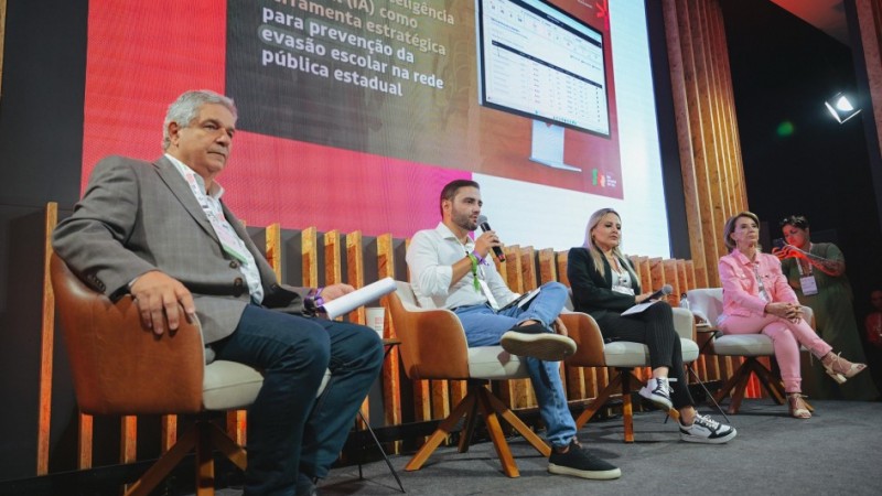 Foto do painel no South Summit, com o vice-governador, Gabriel Souza, ao centro da imagem.