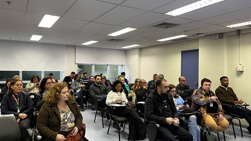 Coordenadores das 30 CREs acompanham apresentação sobre estratégias de prevenção ao abandono escolar