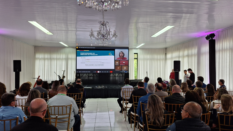 Evento reuniu gestores e educadores da Rede Estadual para debater inova&ccedil;&atilde;o e reconstru&ccedil;&atilde;o na educa&ccedil;&atilde;o ga&uacute;cha 