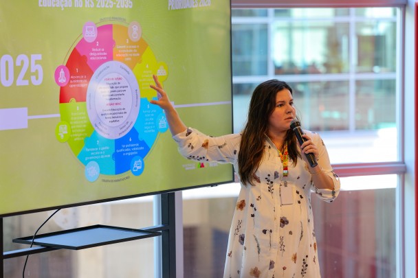 A secretária adjunta, Stefanie Eskereski, apresentou os fundamentos estratégicos da Agenda da Educação 2025–2035 e o processo de priorização das ações para 2026.