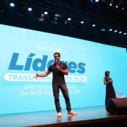 Governador Eduardo Leite fala em semin&aacute;rio da educa&ccedil;&atilde;o