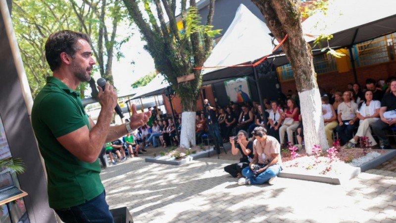 Governador Eduardo Leite fala ao p&uacute;blico em ato de volta &agrave;s aulas em, Santa Cruz do Sul

