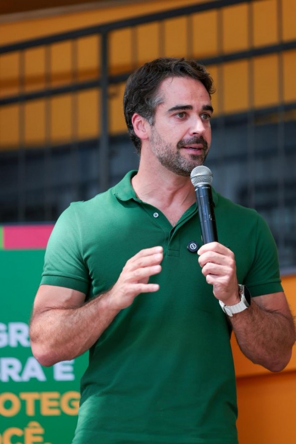 Governador Eduardo Leite fala ao público em ato de início do ano letivo em Santa Cruz do Sul

