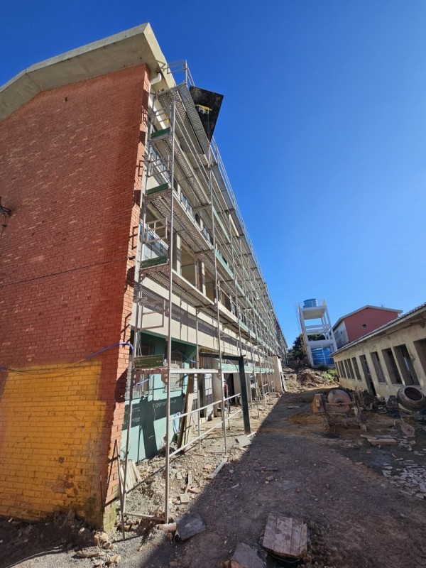 Obra em andamento no IE Cristóvão de Mendoza, em Caxias do Sul.


